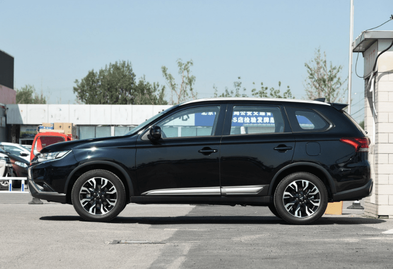 三菱欧蓝德降至1398万提供7座版本四驱系统