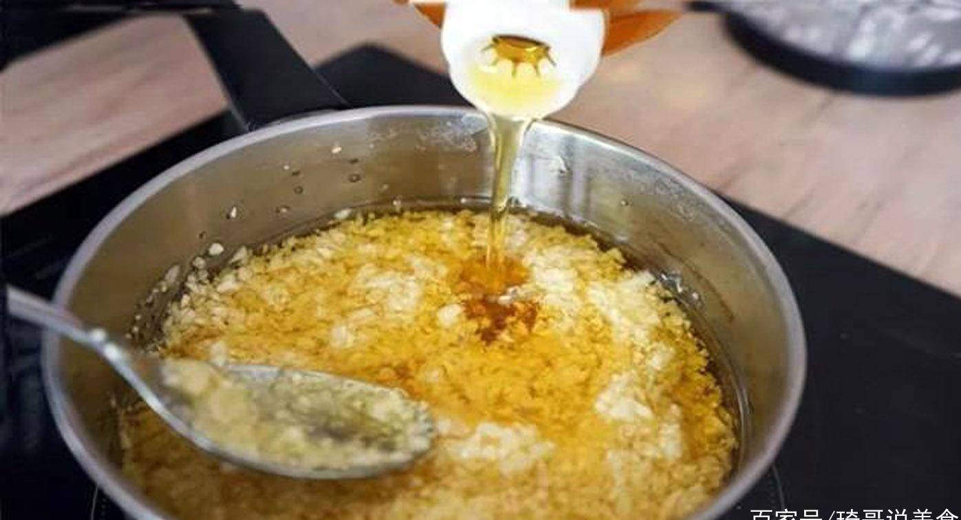 步骤五:等金蒜,银蒜彻底放凉之后,融合在一起,金银蒜制作完成.