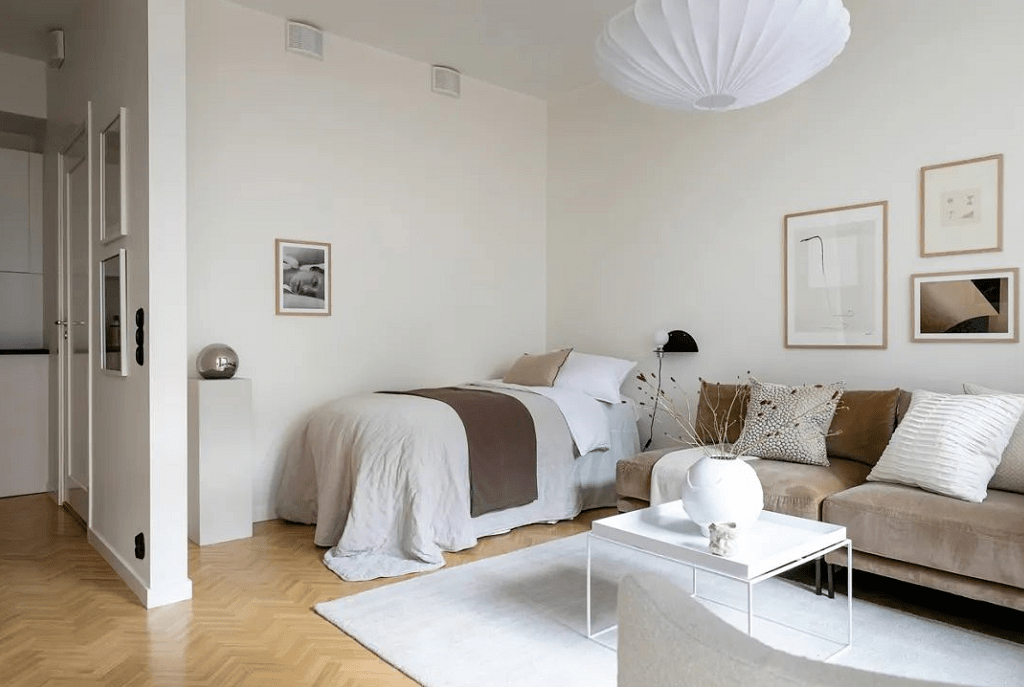 纯色的墙漆以挂画来装饰,画框同样是暖暖的杏色.