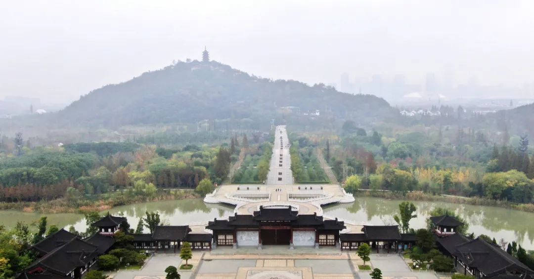 微雨陪友人游狼山祈福敬香赏全景山色空蒙雨亦奇