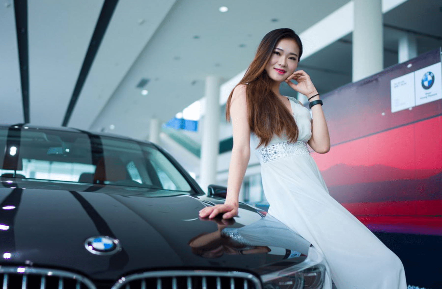 小伙140万买宝马740li,提车时女销售盯着他裤子乐了:缺女友吗