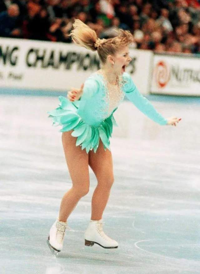 25岁花滑公主直播中被打爆膝盖,第二天凶手的老婆却拿了冠军…_谭雅