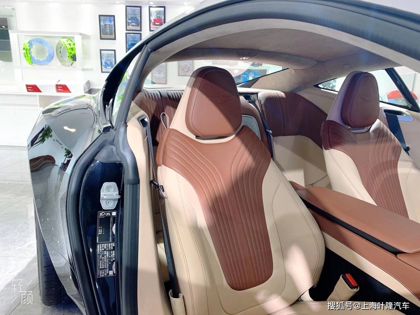 上海叶隆汽车集团阿斯顿·马丁db11黑米棕双色内饰现车实拍