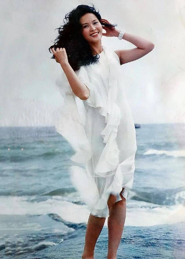 姐姐为屠洪刚抛弃糟糠夫妹妹嫁歌唱家幸福至今方舒姐妹大不同