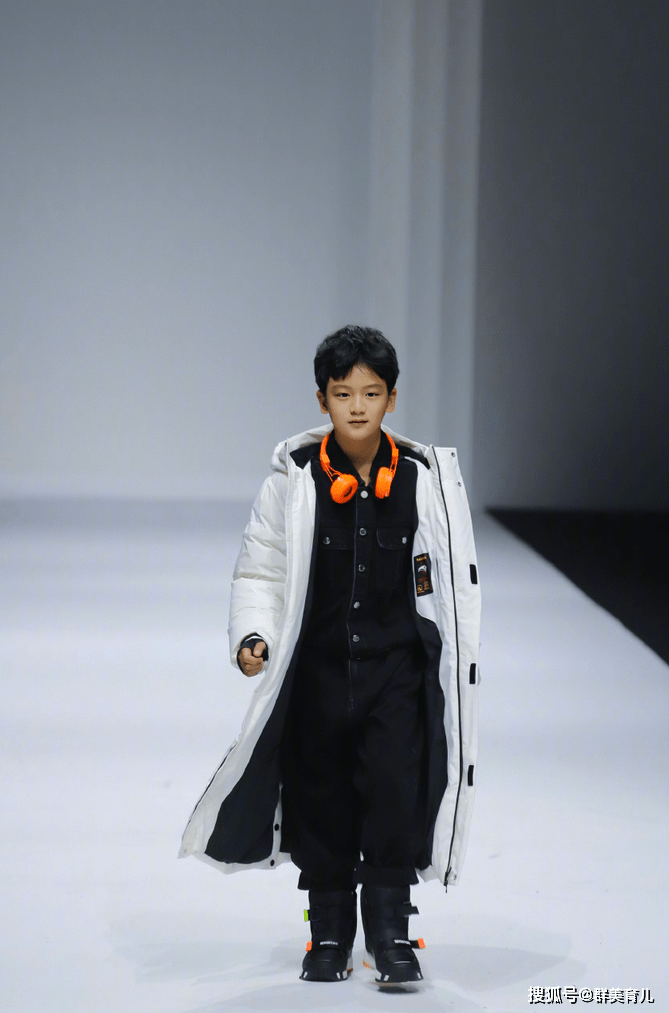 田宇宸和田亮长得也太像了吧,还继承了爸爸的高颜值,一看就是个小