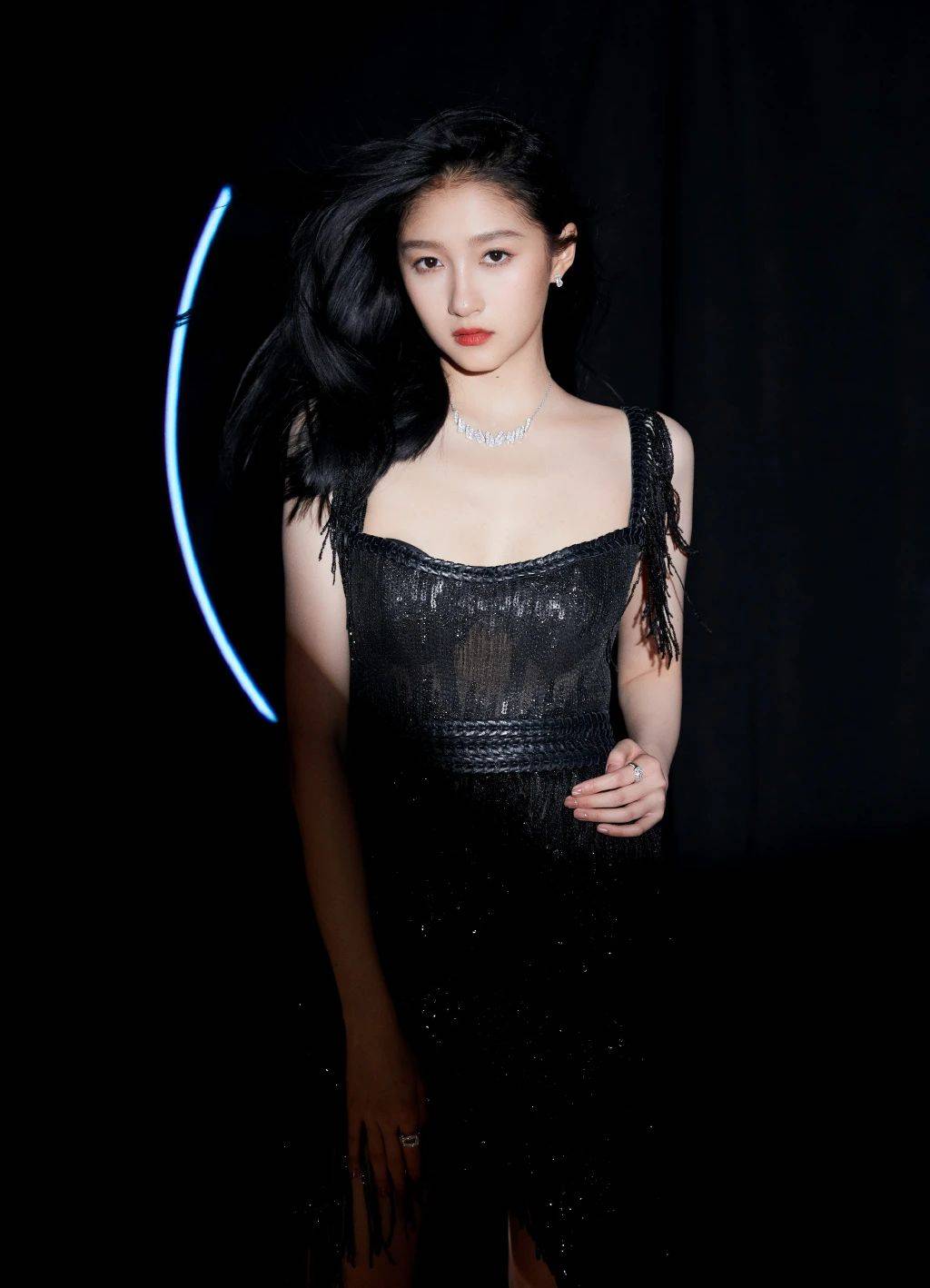 关晓彤壁纸鲸落入了海底滋养万物你落入我心里暖我岁月