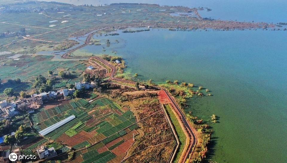 云南江川星云湖 天蓝水碧波光远