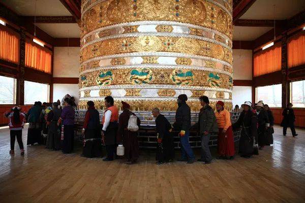 这里有室内最大的转经筒,跟随着藏民围绕着转经筒虔诚的祈福,据说转一