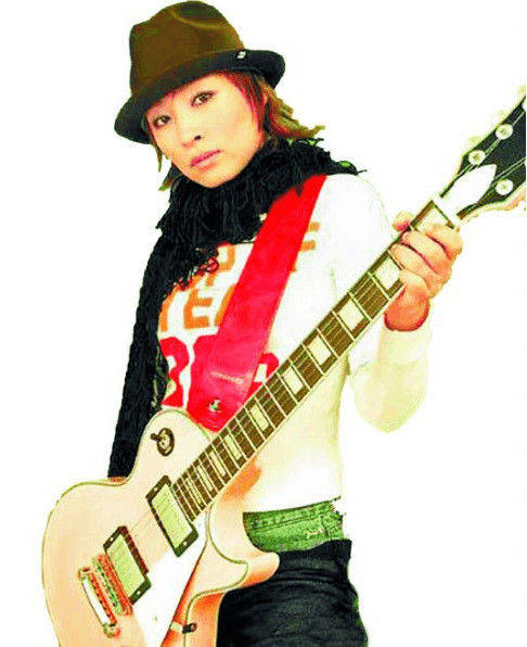 筠子原名叫吴雅君,是一个活泼漂亮的新疆姑娘,虽然在1997