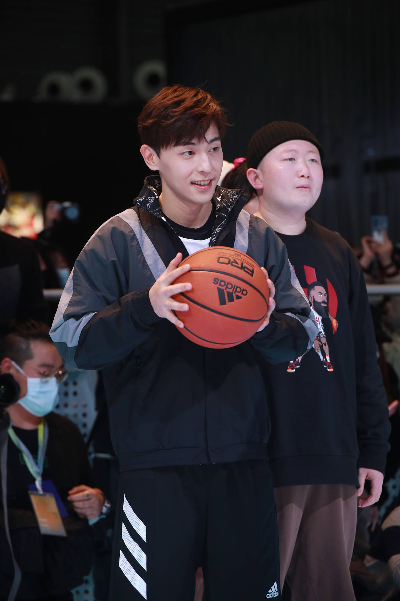 邓伦运动装现身大秀球技 学哈登后撤步被夸天赋好