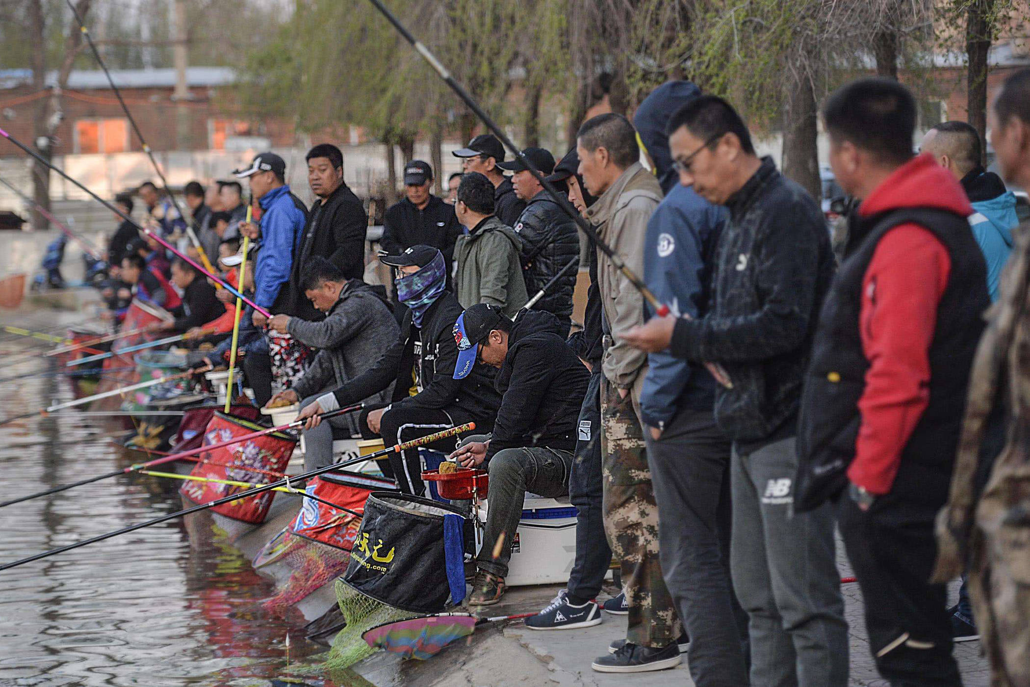 如果哪位釣友釣得不錯,或者連竿了,就經常會有一群人在身後圍觀,七嘴