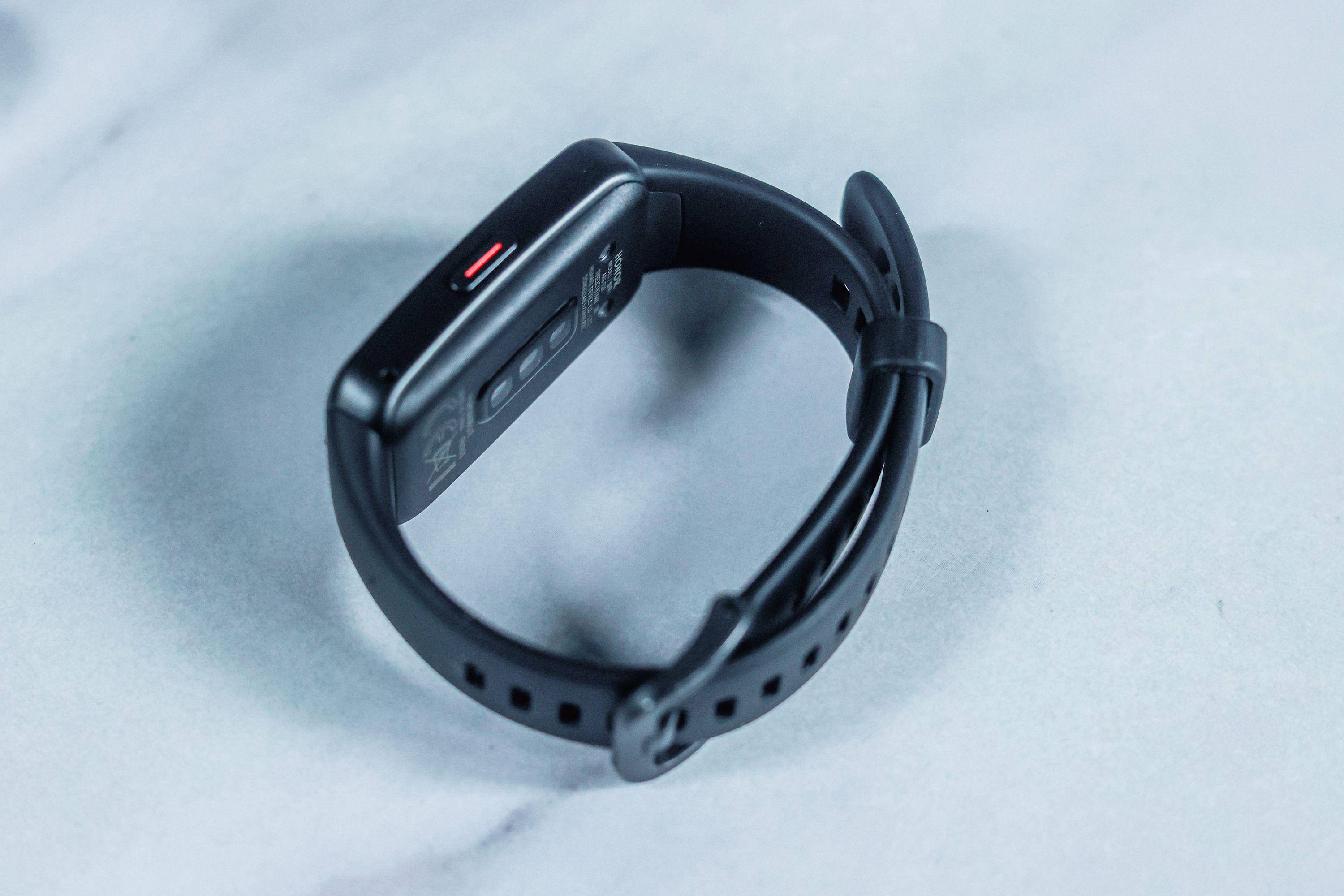 荣耀手环6全体验一块全面屏开启手环新时代