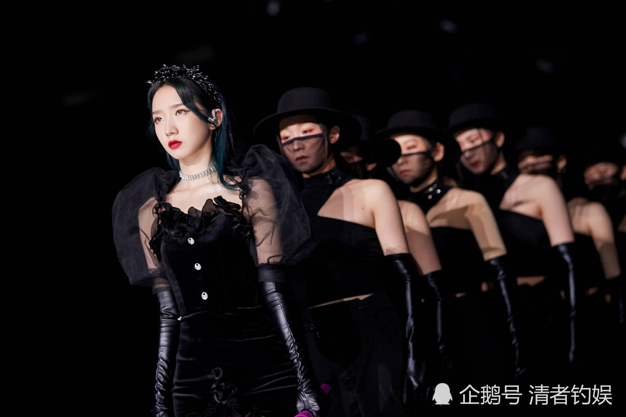 孟美岐跳舞一个wave把项链震断,黑裙少女舞台炸裂,性感满分