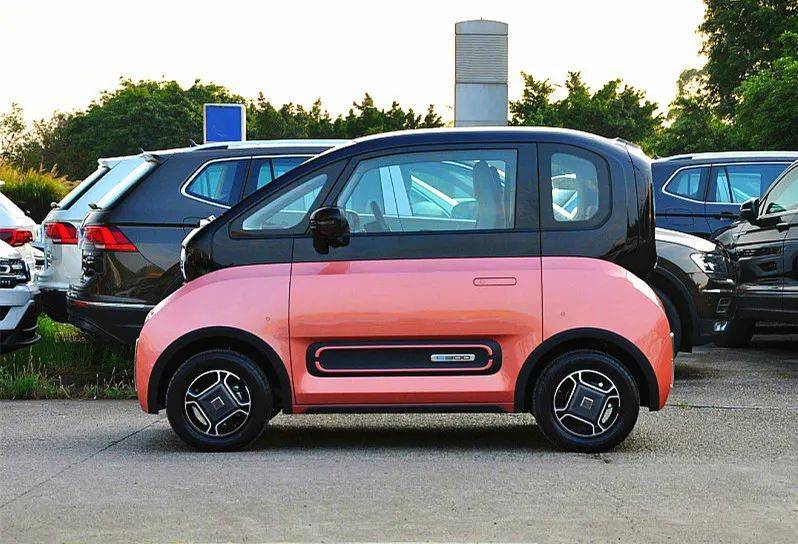 车身侧面是隐形车门把手,单开门设计.