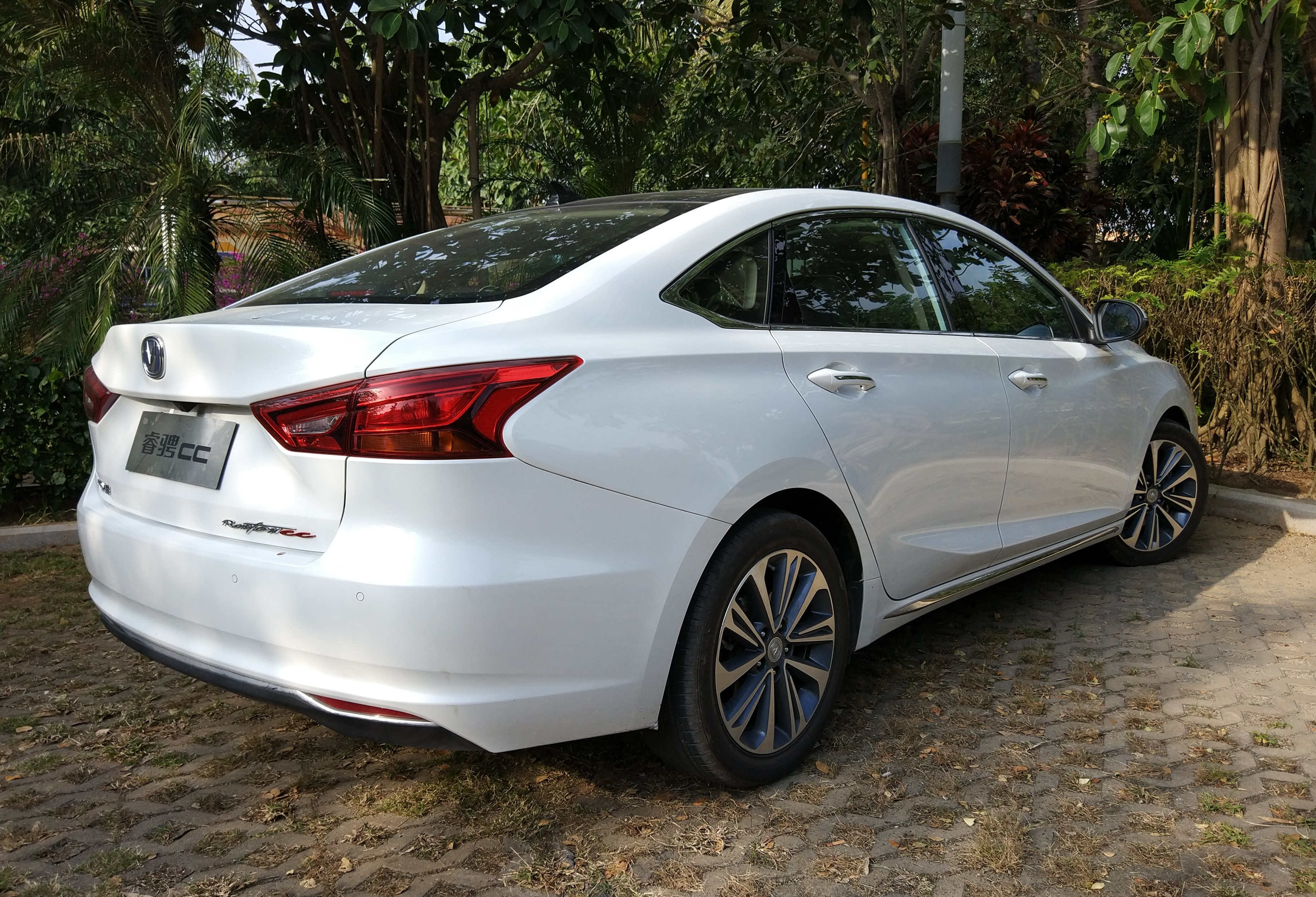 长安锐程cc的长度为4800mm,新宝骏rc-6的长度为4925mm