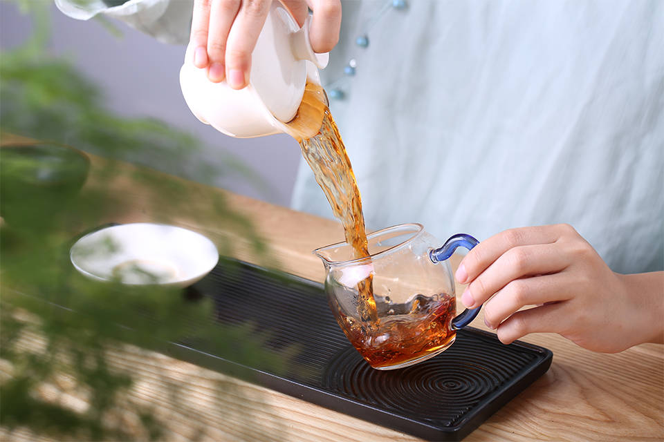 泡茶出汤时要全部倒光还是留根资深茶人是这么操作的