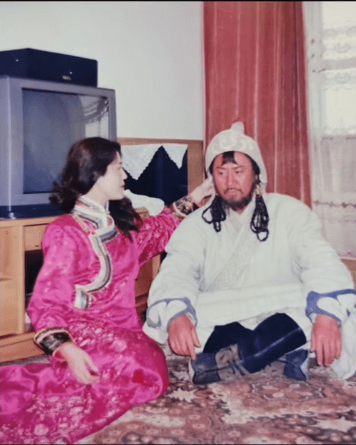 66岁"成吉思汗"巴森全家近照!女儿柔美漂亮,妻子仍显冻龄_手机搜狐网