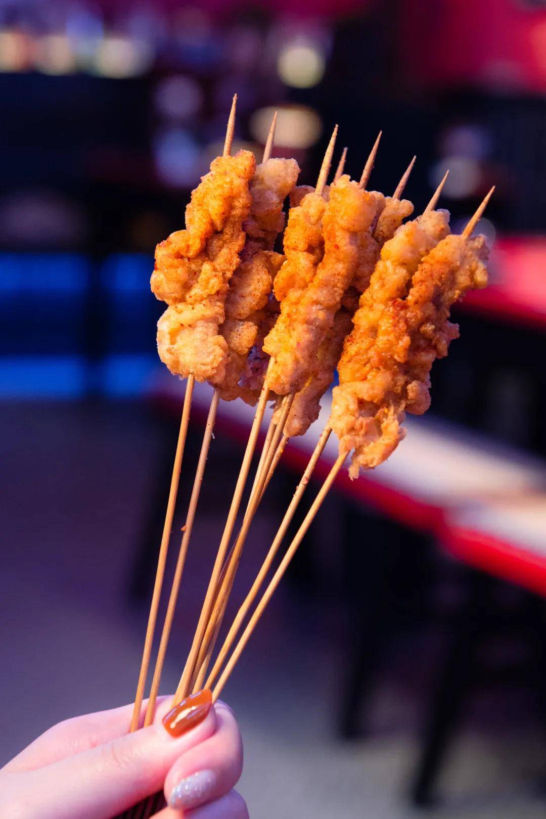 带着一丝彩椒的味道,口感更加丰富 一手酥肉 8串/18元 酥肉散发着金黄