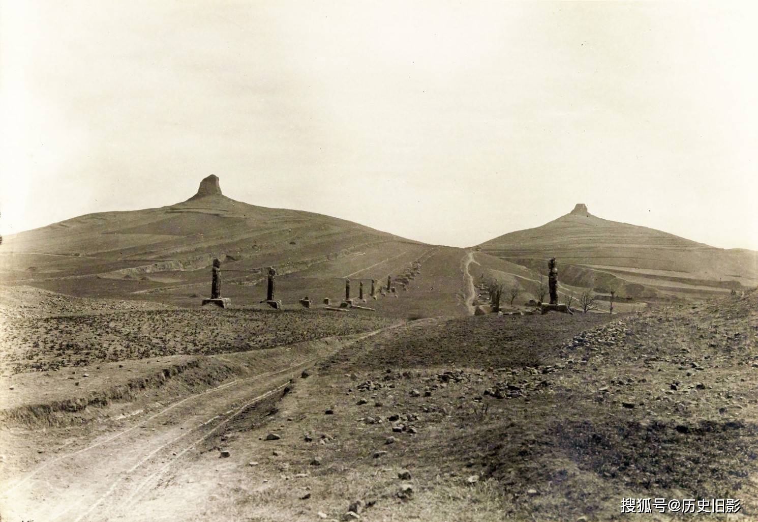 1/ 12 乾陵是陕西关中地区唐十八陵之一,位于陕西省咸阳市乾县县城