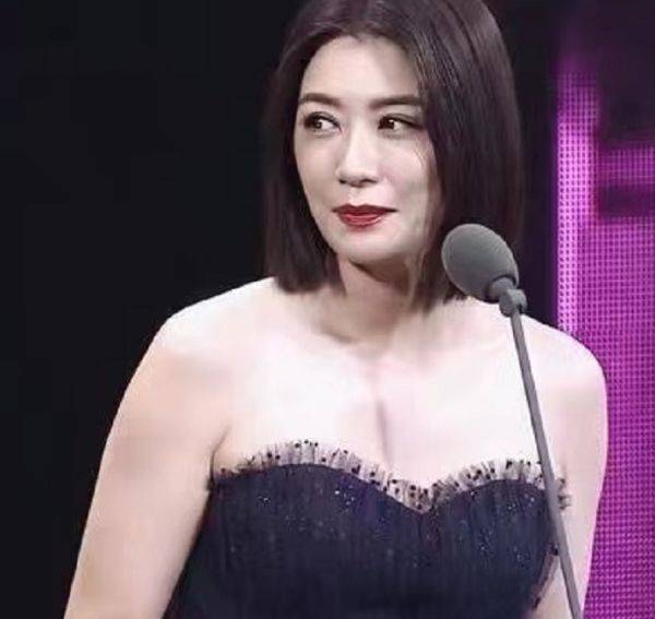 原创请别再被贾静雯的精修骗了!生图下胖得没锁骨,一看就是老阿姨