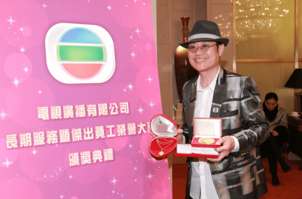 原创tvb司仪邓英敏戴礼帽成习惯街市买菜打扮绅士半生自娱自乐