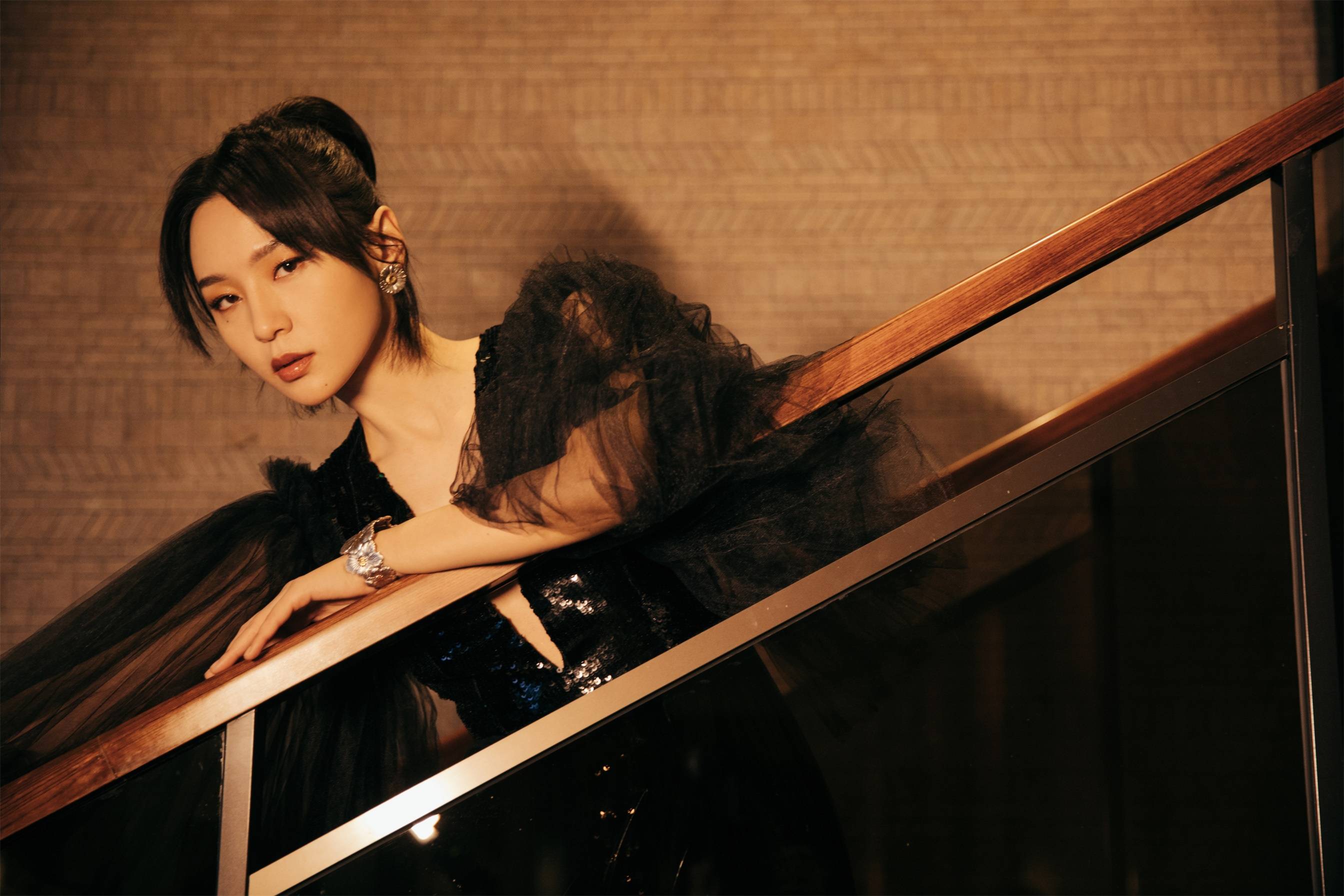 周笔畅亮相时尚活动 黑色纱裙梦幻轻灵编织鎏金美梦