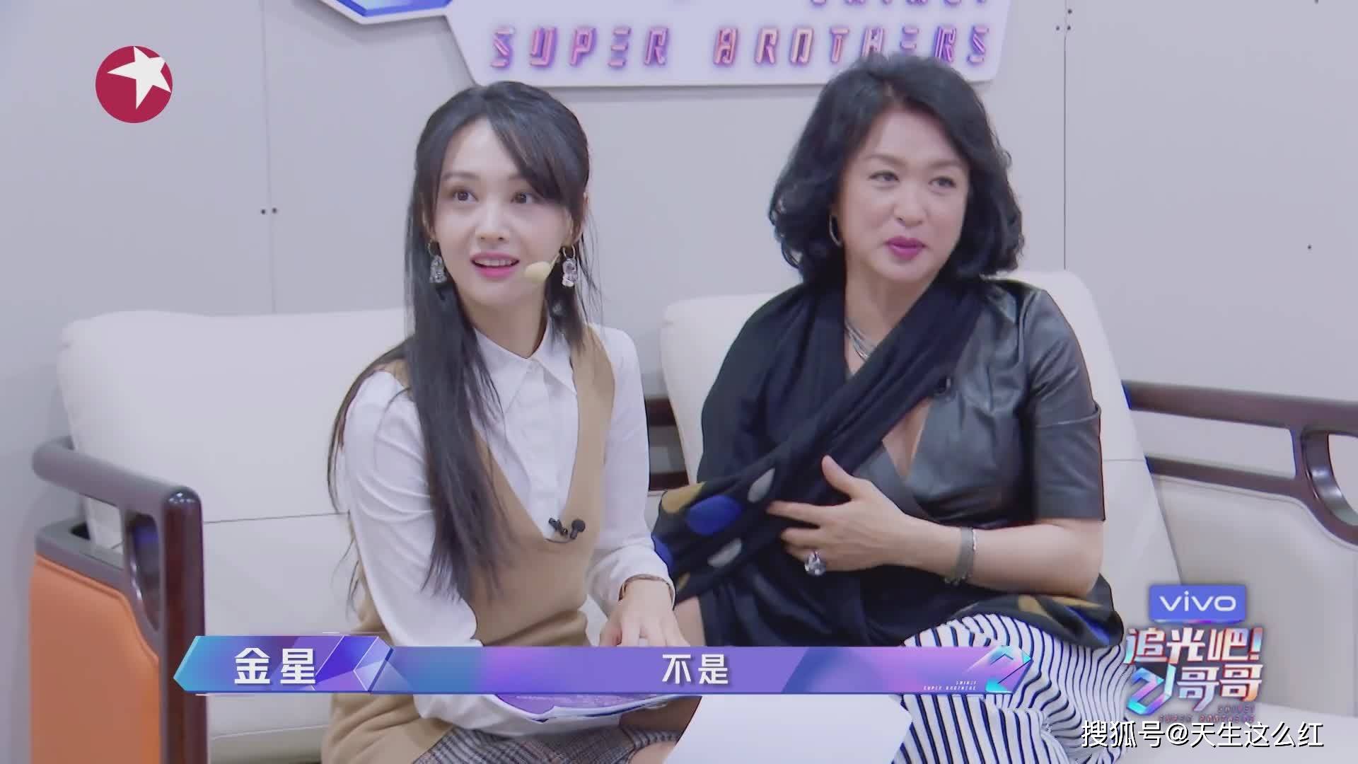 主持人评委(虽然不是这个头衔但大约是这样的功能)是金星,还有郑爽