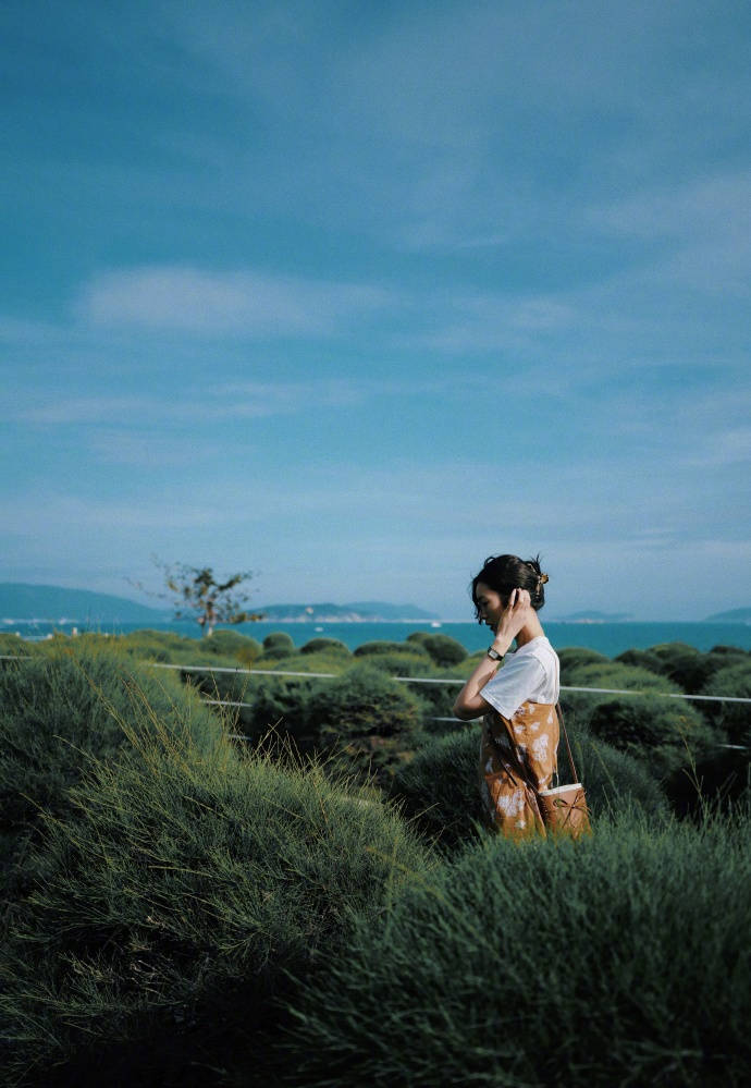 刘雯晒海边度假美照 碎花长裙配牛仔裤时尚又文艺