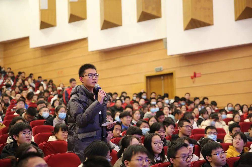 海门中学高一年级成功开展学生与校长对话活动
