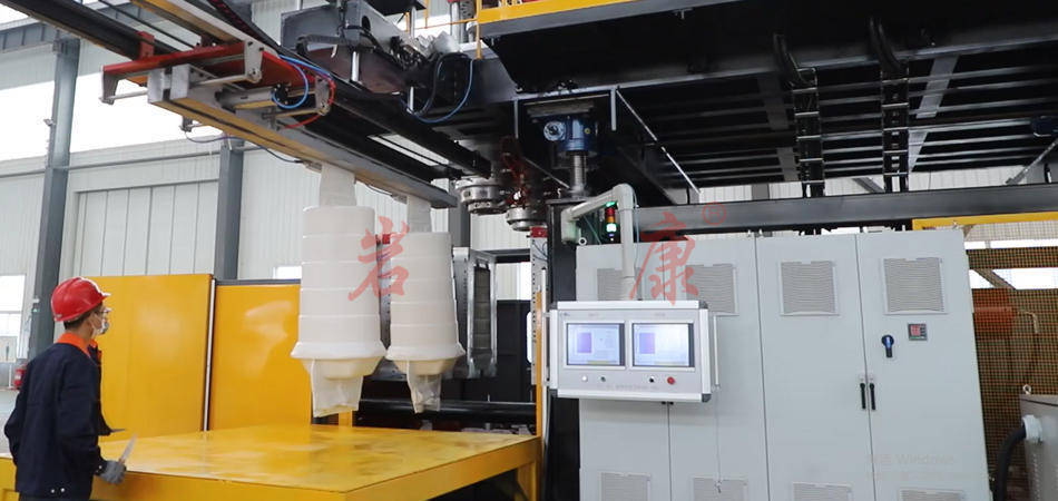 将被加热熔融的热塑性原料从具有所需截面形状的机头挤出,然后由定型