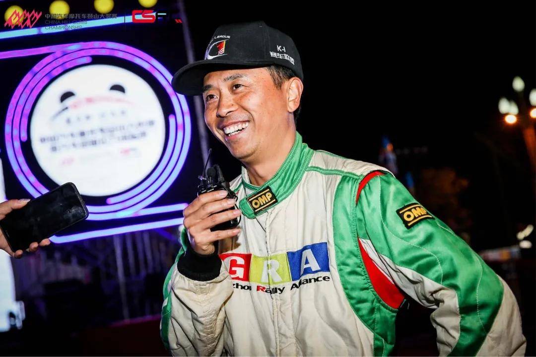 华婷婷表示自己拿到巾帼杯很开心,"这条赛道风景太美了,很多上坡下坡