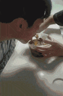 搞笑动图;你俩过分了,俩这么好看的妹子不要这样么_段子