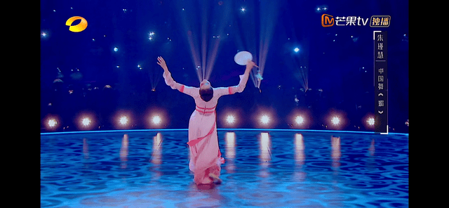 最后ending pose的时候,她的魅力并没有停止,还在继续对其他的追求者