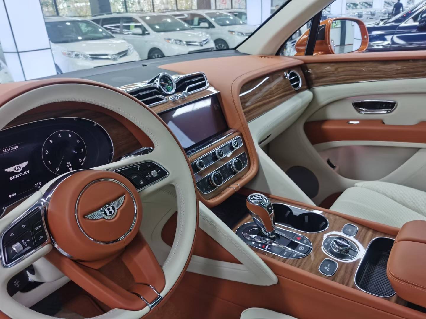 2020款宾利添越 都市越野王性能参数全揭秘