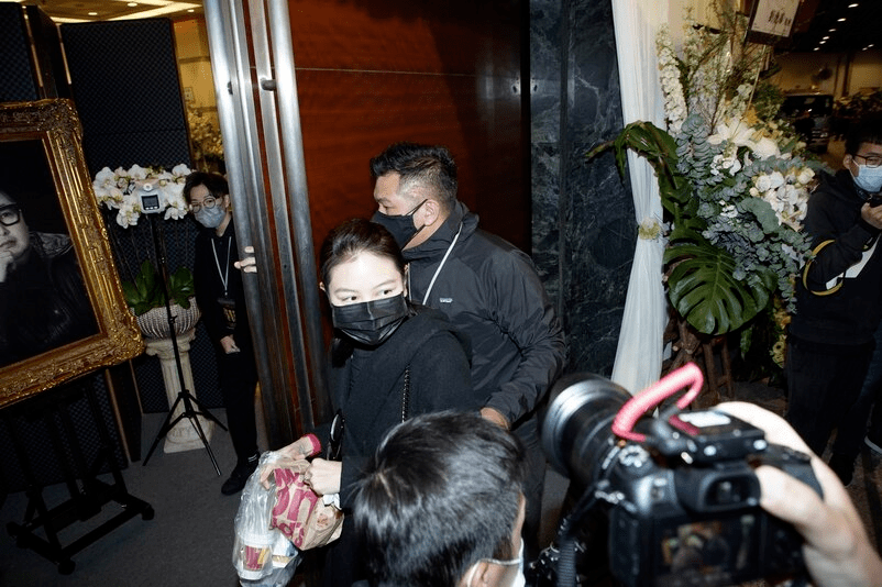 明星360云集灵堂送钱国伟出殡郑伊健张卫健钱嘉乐等八人扶灵