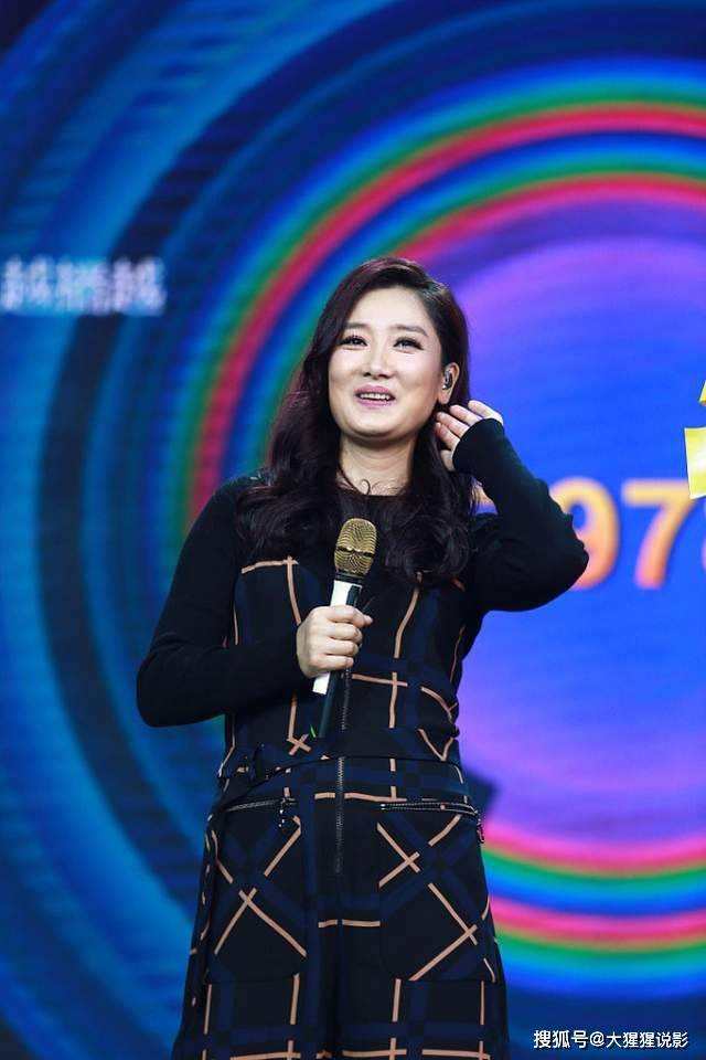 《凤凰传奇》的玲花:穿花纹路连衣,笑起来时,看上去魅力十足