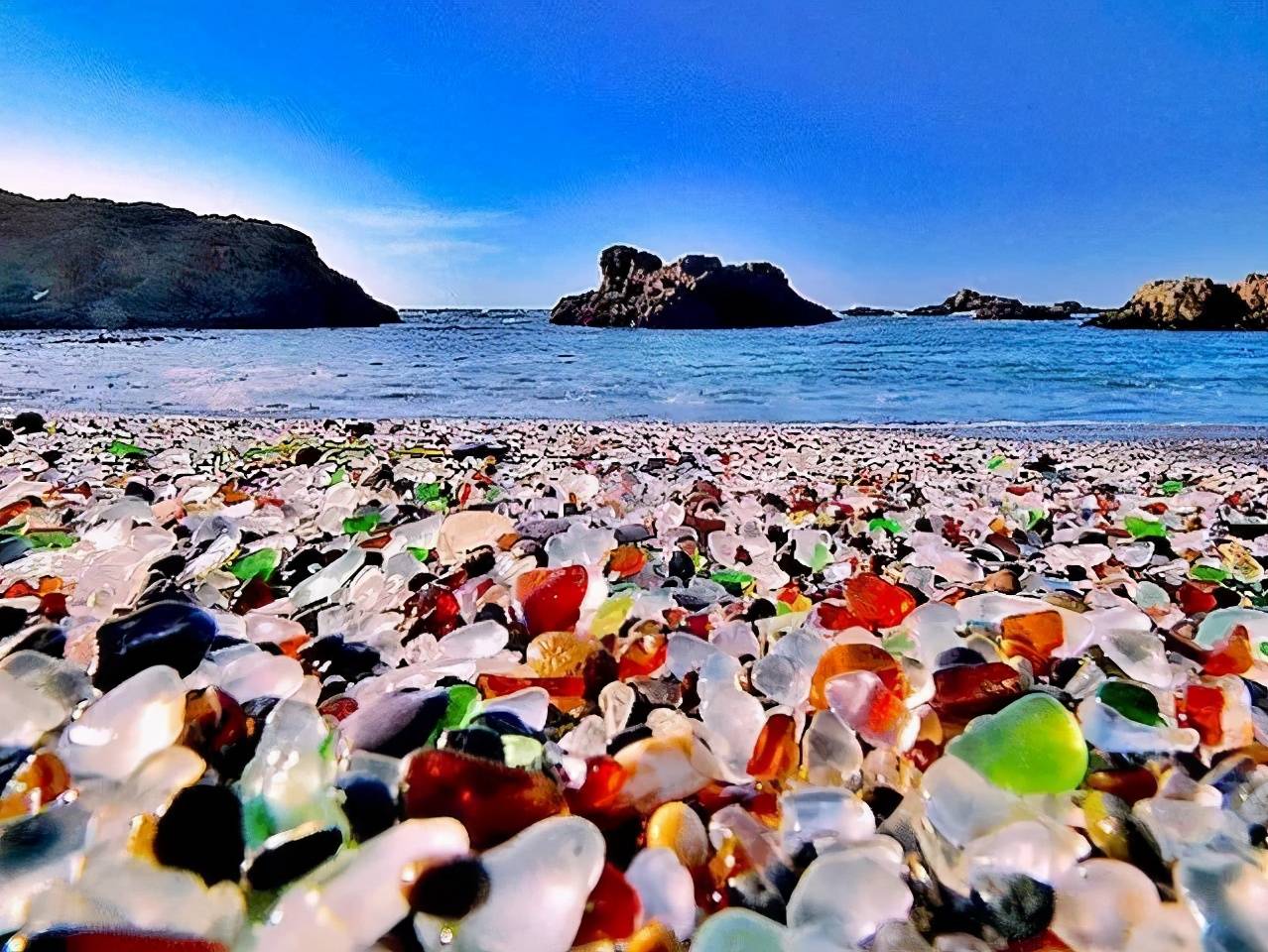 俄罗斯的一个沙滩也是,不知从什么时候开始,晶莹剔透的鹅卵石将整个岸