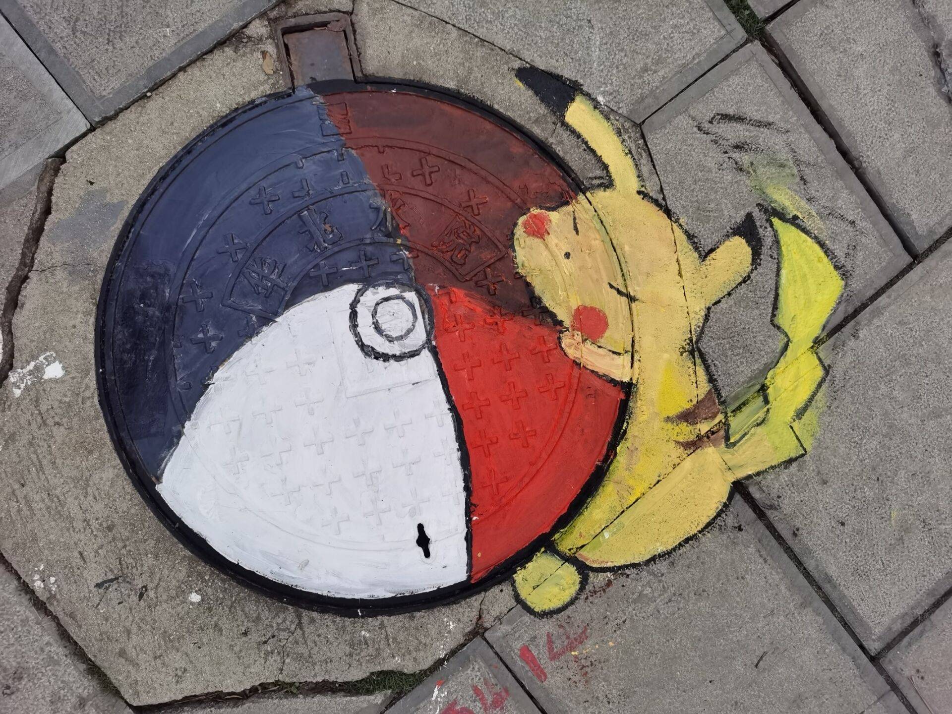 此次活动,艺术与设计学院青年志愿者协会让同学们投身涂鸦活动,在井盖