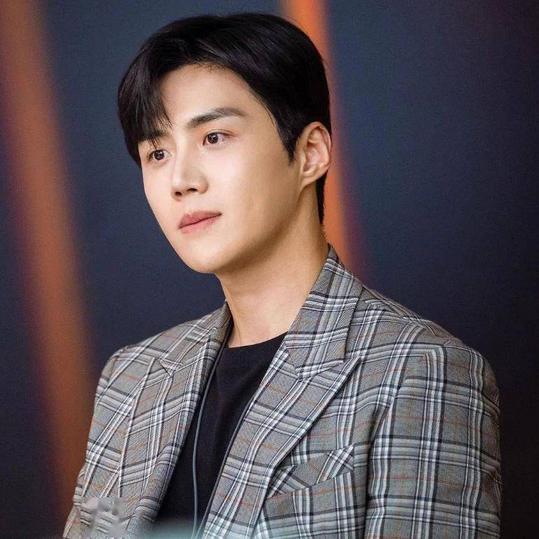 还上传了一系列金宣虎年轻时候的大学照片,从照片中