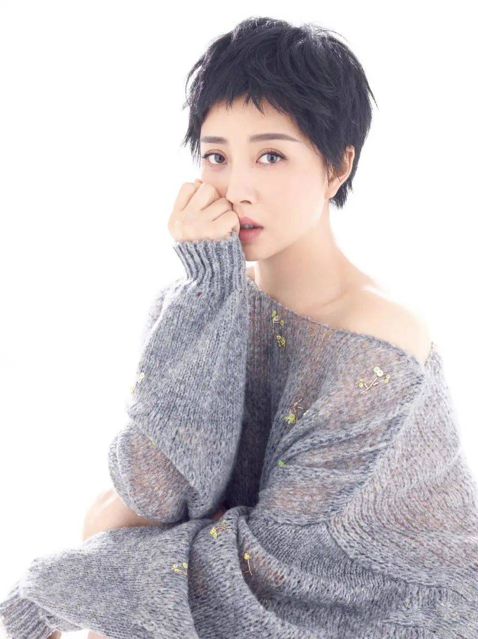 原创剪短发的殷桃成了中年女人的穿搭模板