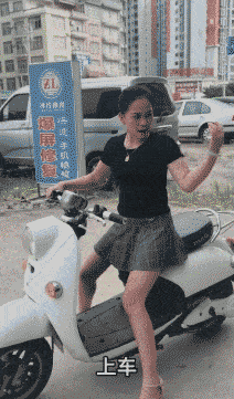 搞笑gif段子:大叔难受的像个50多岁的孩子