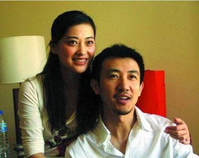 梅婷与摄影师曾剑,虽是二婚但很幸福,女儿特别乖巧,像极了梅婷