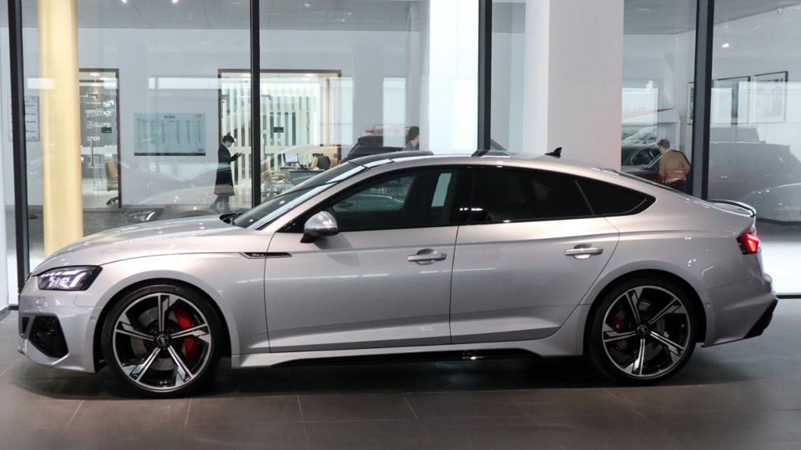 奥迪rs5 四门轿跑版 花剑银/黑内 最新款