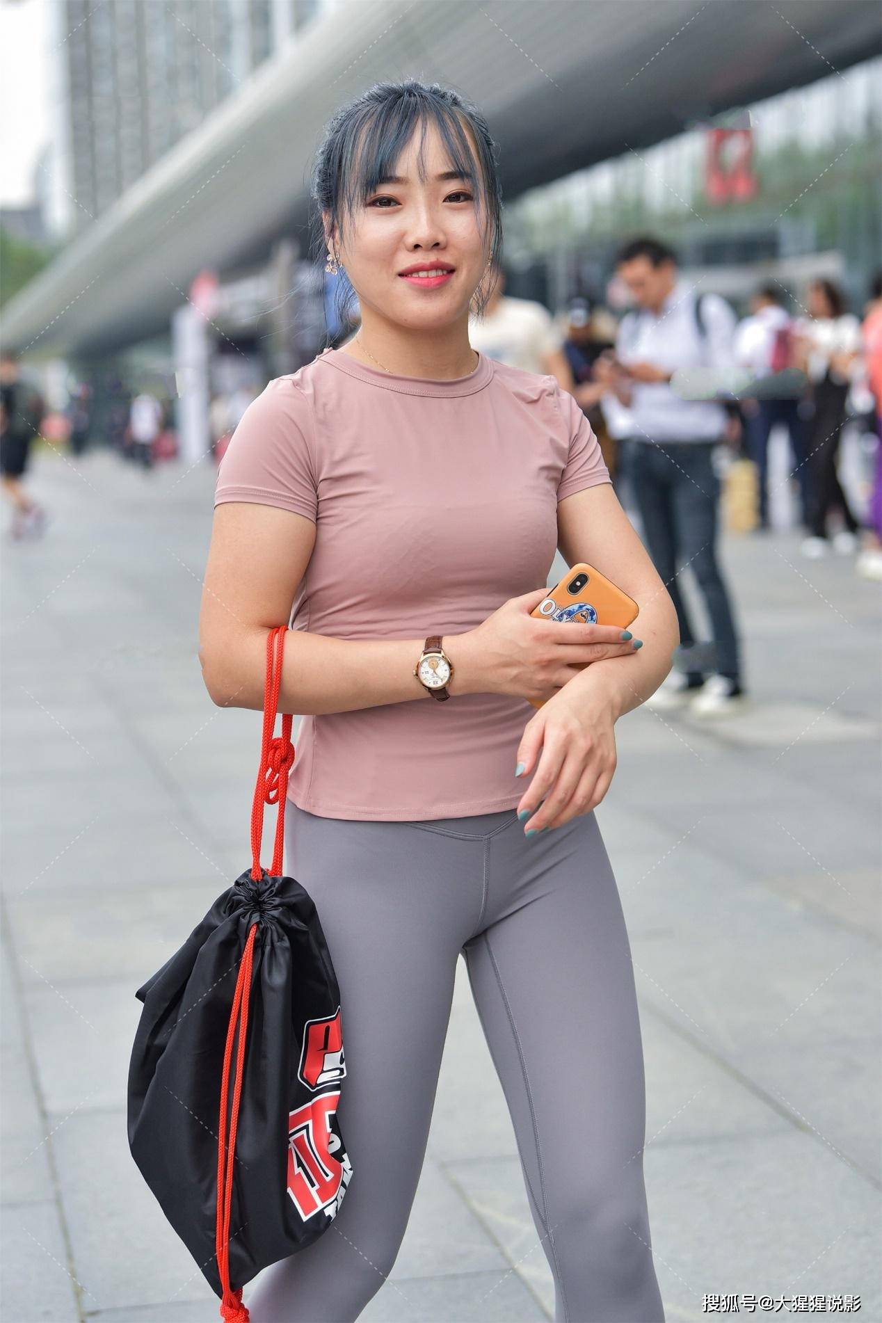 街拍微胖的女孩也能穿皮粉色上衣搭配灰色芭比裤运动休闲风