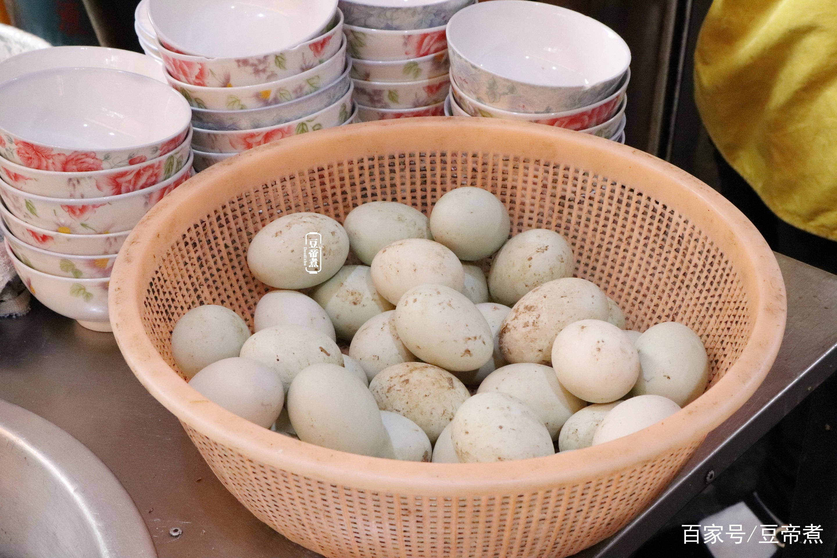 其实它是一种美食小吃的"搭档"据老板介绍每天要用掉的鸭蛋要用"筐"