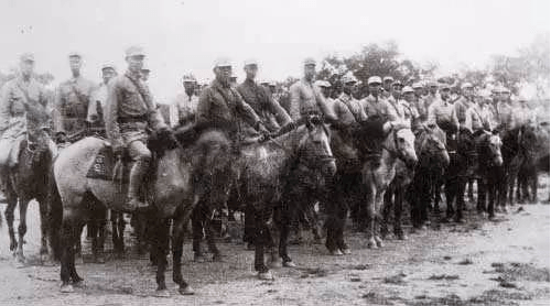 新四軍三十二團和國軍騎8師相遇,騎兵在短兵相接中戰鬥力非常強悍