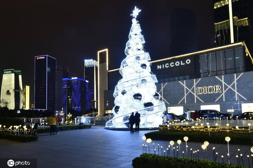 重庆ifs打造"绮幻光境"装置,超500平方浪漫灯海