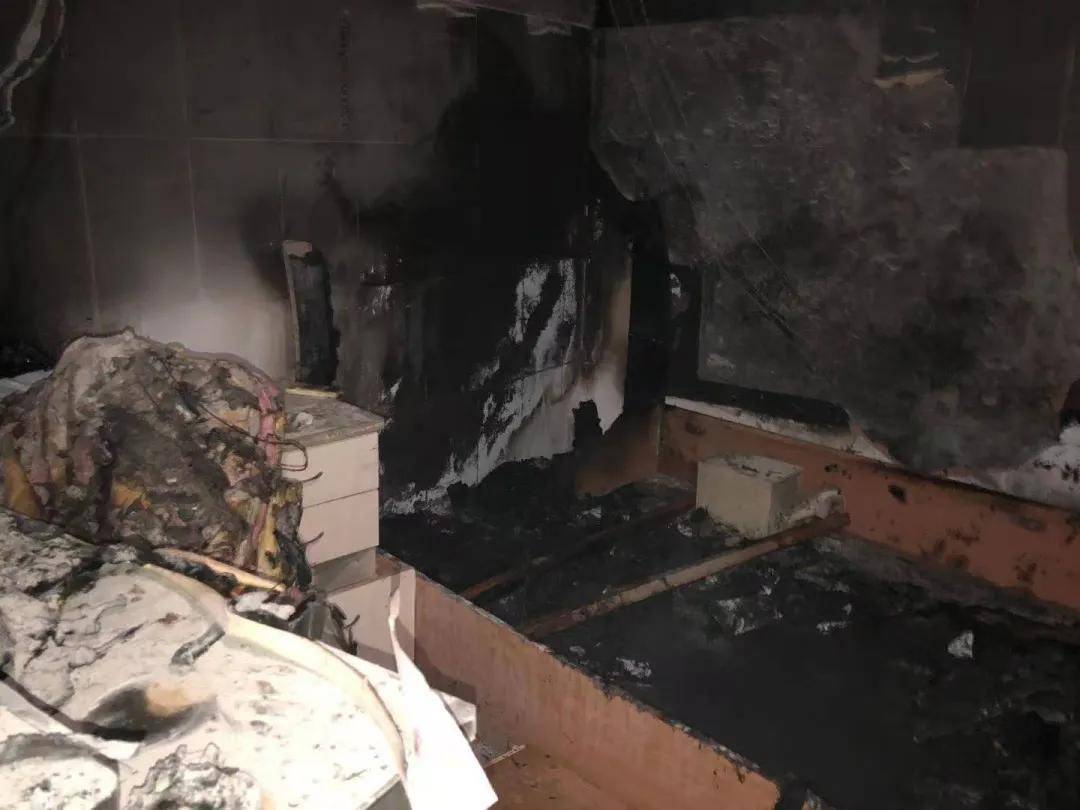 东莞一出租屋突发火灾,卧室被烧得一片狼藉,罪魁祸首因它!