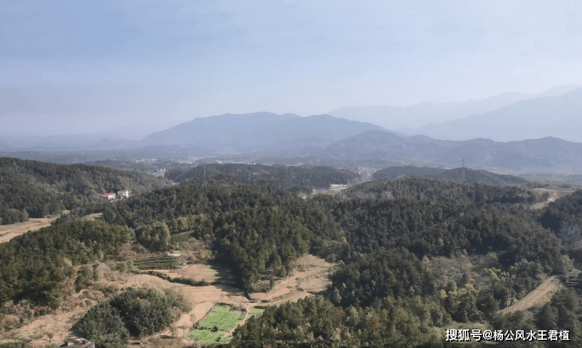 在安徽六安寻龙航拍案例;后龙系大别山脉,入局峦头犹如落地飞凤形,内