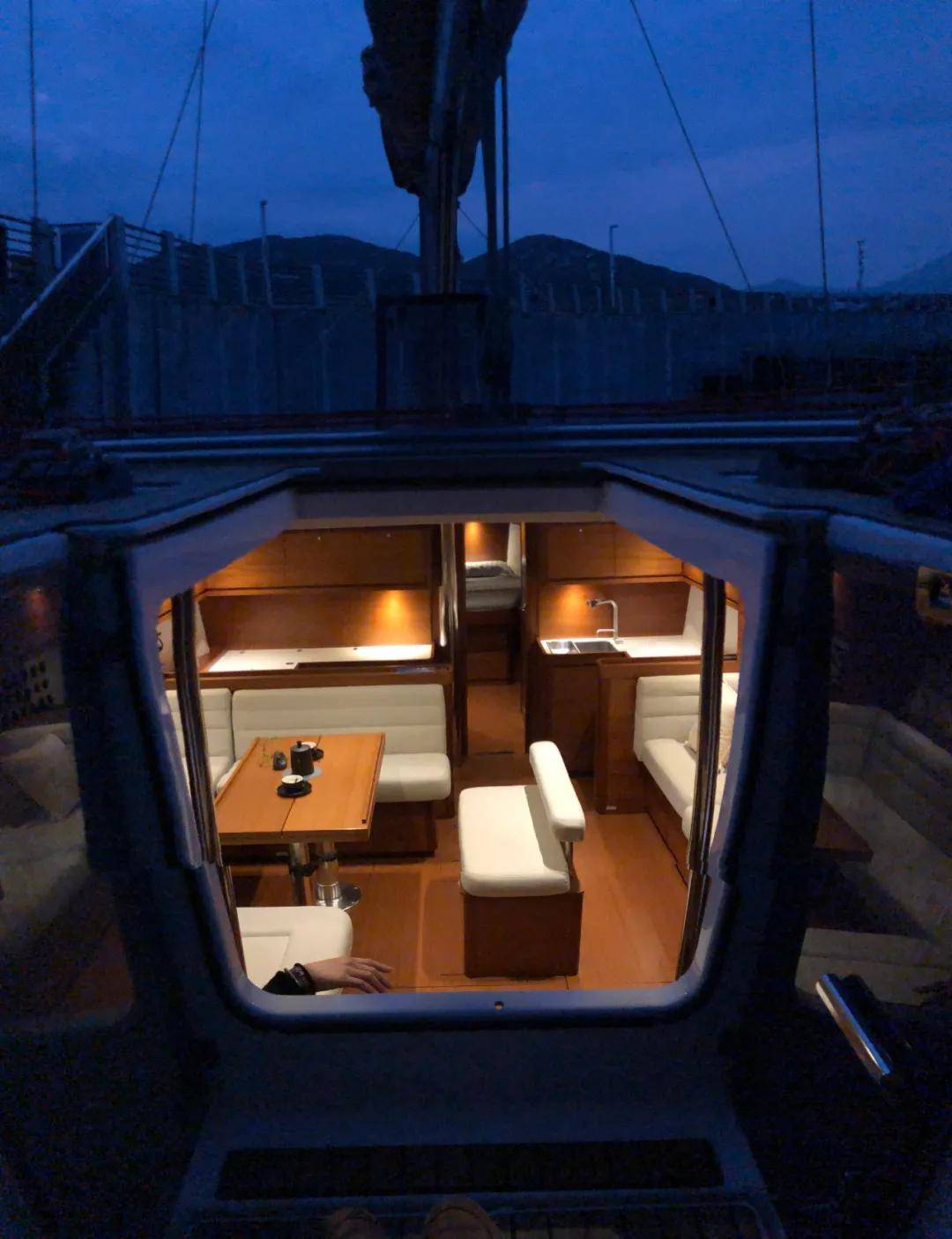 伴着星空入眠躺在床上"钻进"船舱派对结束用天文望远镜放大星球的模样